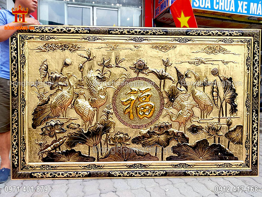 Bức tranh sen hạc được nghệ nhân chế tác hoàn toàn thủ công truyền thống